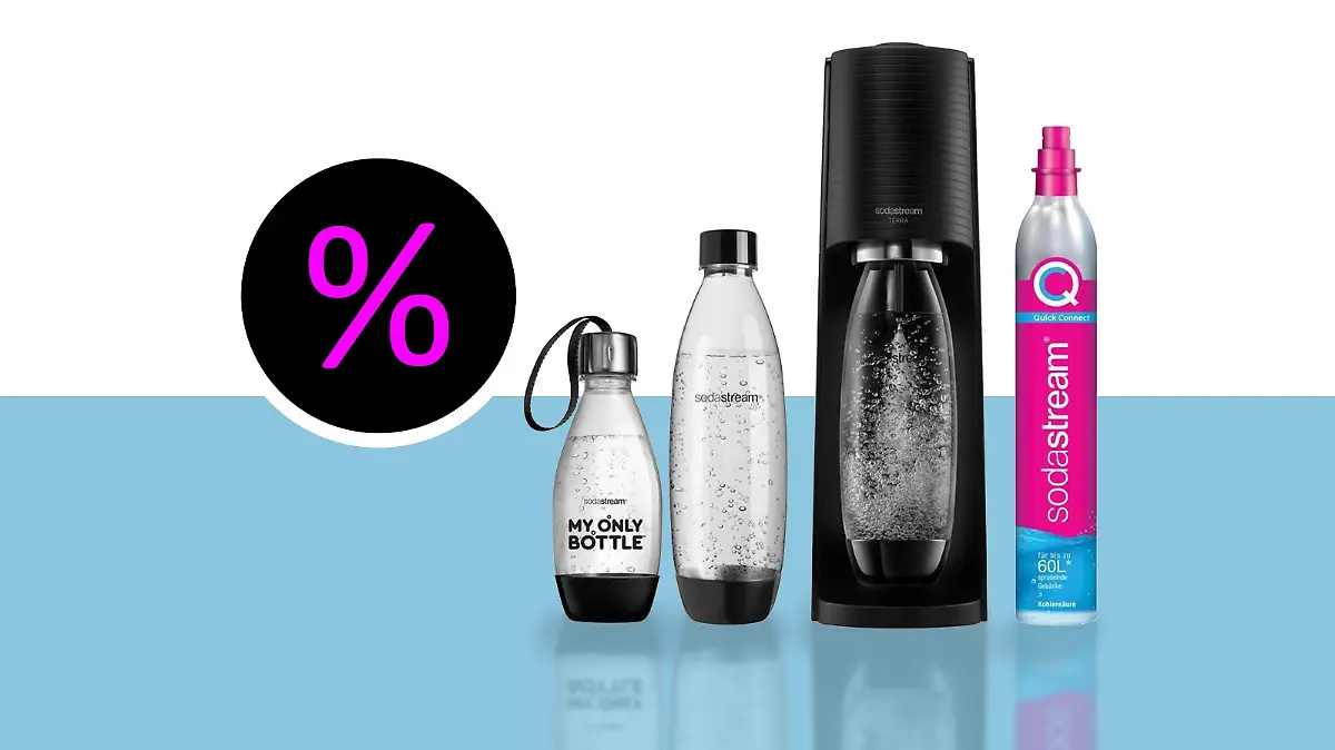 Der Soda Stream Terra in schwarz mit einer 0,5 Liter Flasche, einer 1 Liter Flasche und einem Zylinder auf weiß-hellblauen Hintergrund und einem pinken Prozentzeichen in einem schwarzen Kreis links mittig im Bild.