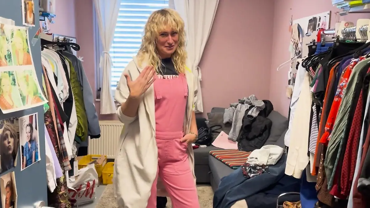Eva Mona Rodekirchen bekommt für Maren einen neuen Look Kostümprobe bei GZSZ