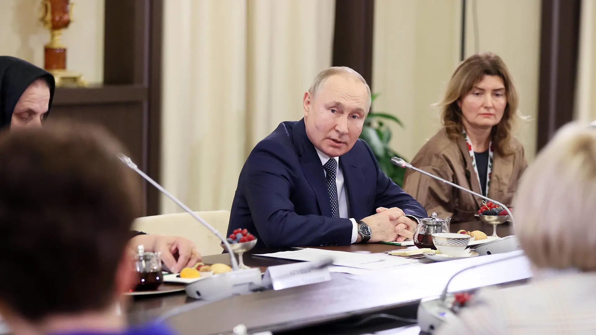 Russia: Russian President Putin meets with mothers of servicemen taking part in special military operation RUSSIA, MOSCOW REGION - NOVEMBER 25, 2022: Russia s President Vladimir Putin holds a meeting at the Novo-Ogaryovo residence with mothers of servicemen taking part in the special military operation. Alexander Shcherbak/TASS/Sipa USA Moscow Region Russia PUBLICATIONxINxDZAxARGxAUTxBHRxBRAxCANxCHLxCHNxCOLxECUxEGYxGRCxINDxIRNxIRQxISRxJORxKWTxLBNxLBYxMLTxMEXxMARxOMNxPERxQATxSAUxSUIxSYRxTUNxTURxUAExUKxVENxYEMxONLY Copyright: xTASSx