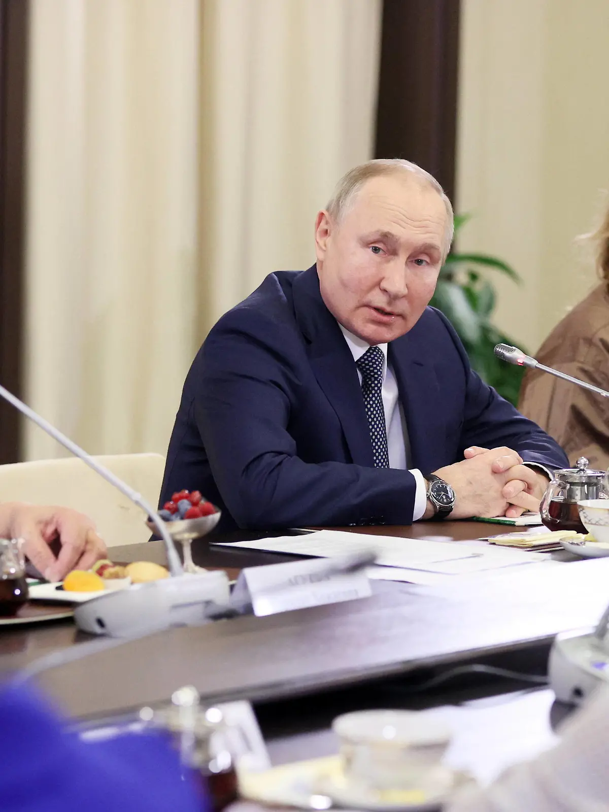 Russia: Russian President Putin meets with mothers of servicemen taking part in special military operation RUSSIA, MOSCOW REGION - NOVEMBER 25, 2022: Russia s President Vladimir Putin holds a meeting at the Novo-Ogaryovo residence with mothers of servicemen taking part in the special military operation. Alexander Shcherbak/TASS/Sipa USA Moscow Region Russia PUBLICATIONxINxDZAxARGxAUTxBHRxBRAxCANxCHLxCHNxCOLxECUxEGYxGRCxINDxIRNxIRQxISRxJORxKWTxLBNxLBYxMLTxMEXxMARxOMNxPERxQATxSAUxSUIxSYRxTUNxTURxUAExUKxVENxYEMxONLY Copyright: xTASSx 