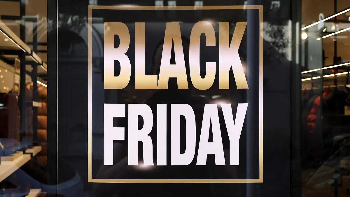 Black Friday 2022, Affiche dans une boutique a Cannes, deja prete pour les soldes du vendredi 25 novembre, Cannes FRANCE - 18/11/2022//SYSPEO_sysB001/Credit:SYSPEO/SIPA/2211201637/Credit:SYSPEO/SIPA/2211201642