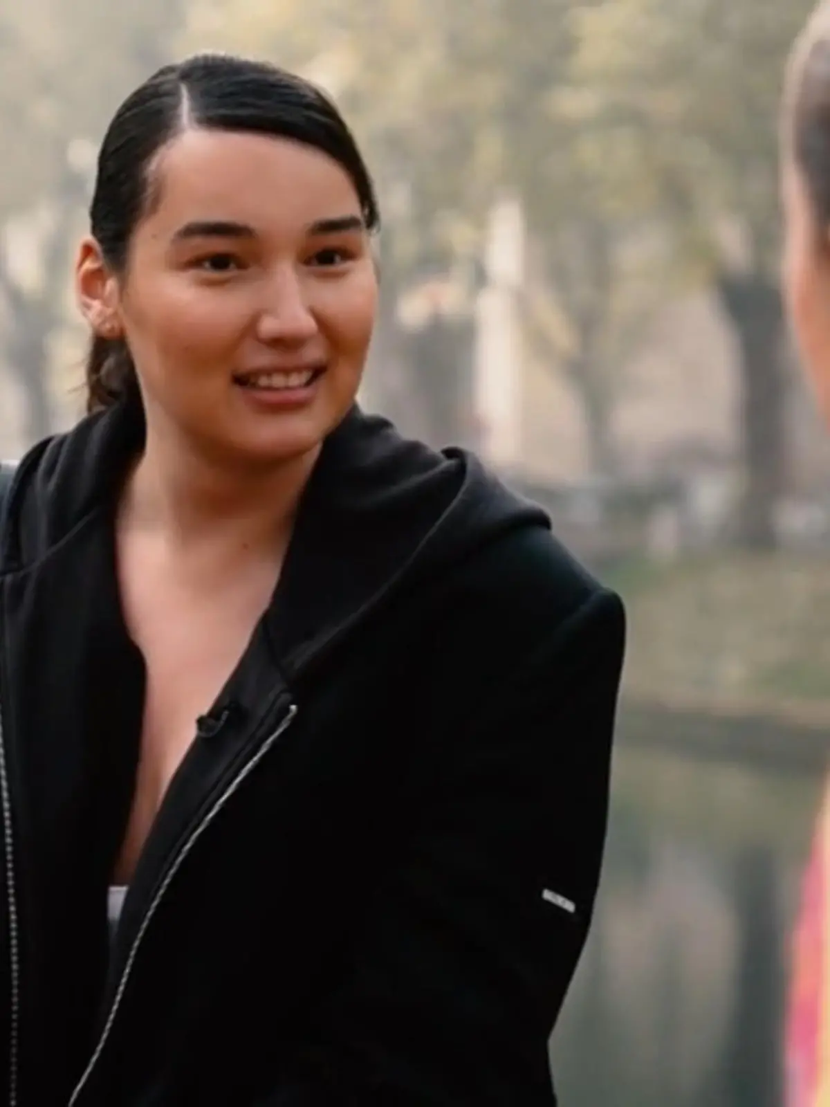 So offen spricht Germanys Next Topmodel-Gewinnerin Alex Mariah Peter sonst nie über ihre Vergangenheit! Die 25-jährige Transfrau offenbart im Interview mit Nele Ludowig: „Ich selber war das größte Problem“. Ihre Unsicherheiten habe sie oft mit Alkohol betäubt. Was ihr da rausgeholfen hat und warum ein Griff an ihre „Titten“ ihr ein Gefühl von Sicherheit gibt, verrät sie Nele Ludowig und uns allen in der neuesten Folge von „Nele Now“