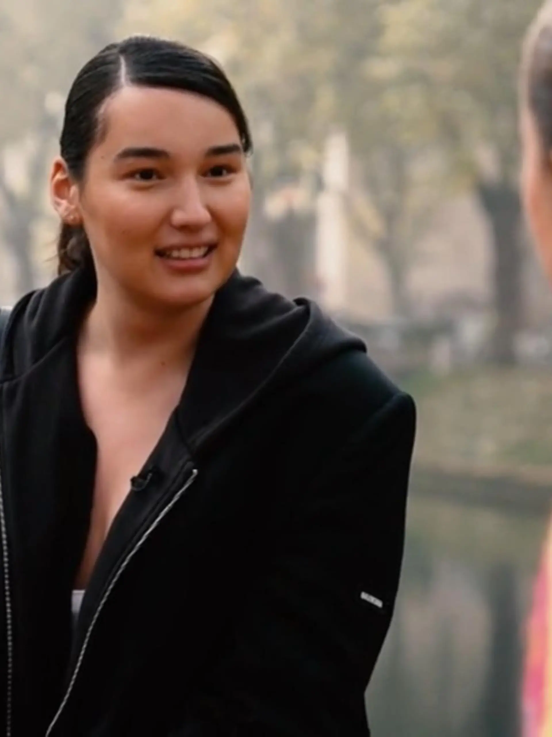 So offen spricht Germanys Next Topmodel-Gewinnerin Alex Mariah Peter sonst nie über ihre Vergangenheit! Die 25-jährige Transfrau offenbart im Interview mit Nele Ludowig: „Ich selber war das größte Problem“. Ihre Unsicherheiten habe sie oft mit Alkohol betäubt. Was ihr da rausgeholfen hat und warum ein Griff an ihre „Titten“ ihr ein Gefühl von Sicherheit gibt, verrät sie Nele Ludowig und uns allen in der neuesten Folge von „Nele Now“