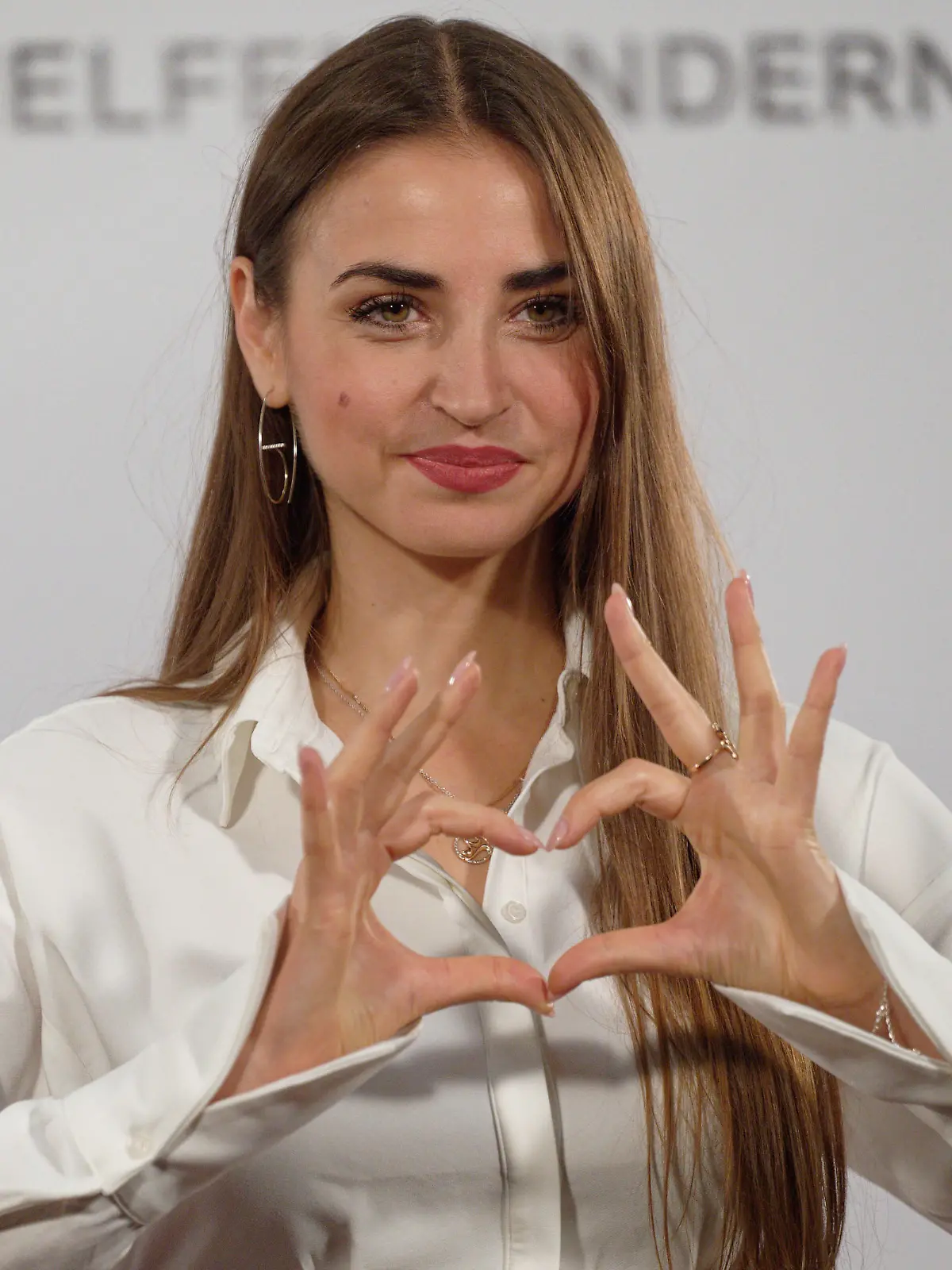 Die Tänzerin Ekaterina Leonova steht beim 26. RTL-Spendenmarathon vor einer Fotowand.