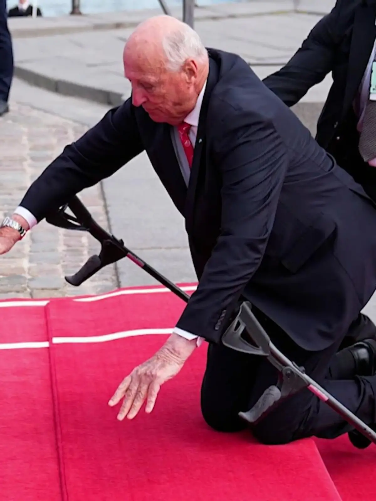 Bild zu: "König Harald stürzt vor Königin Margrethe"