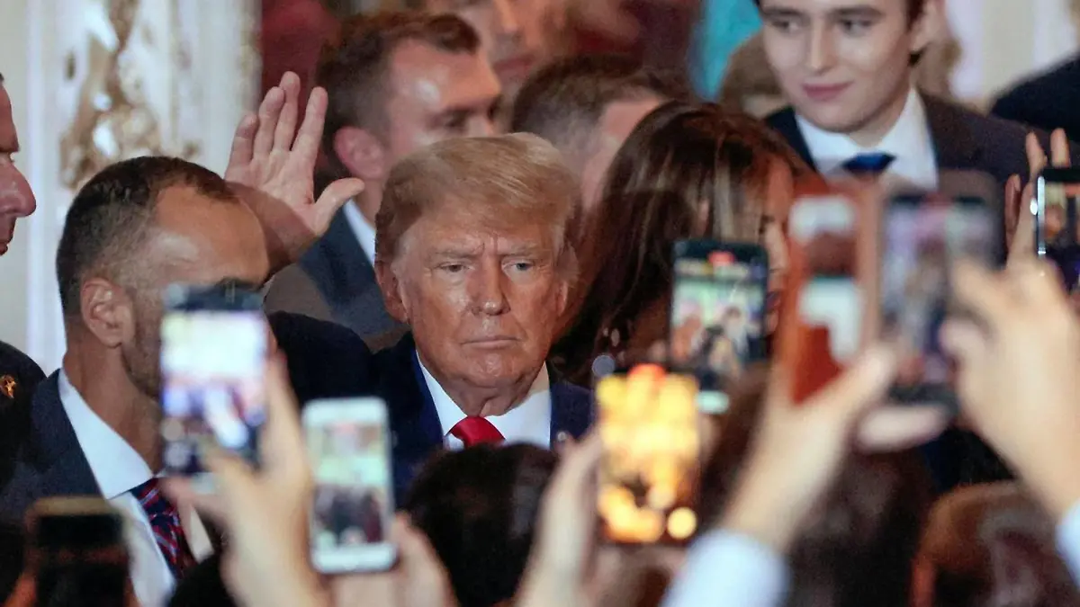 November 15, 2022, Palm Beach, Florida, USA: Former President DONALD TRUMP works the crowd after Trump announces his bid for the US Presidency from his Mar-a-Lago club. Palm Beach USA - ZUMAIVIL 20221115_new_m67_071 Copyright: xAlxDiazx