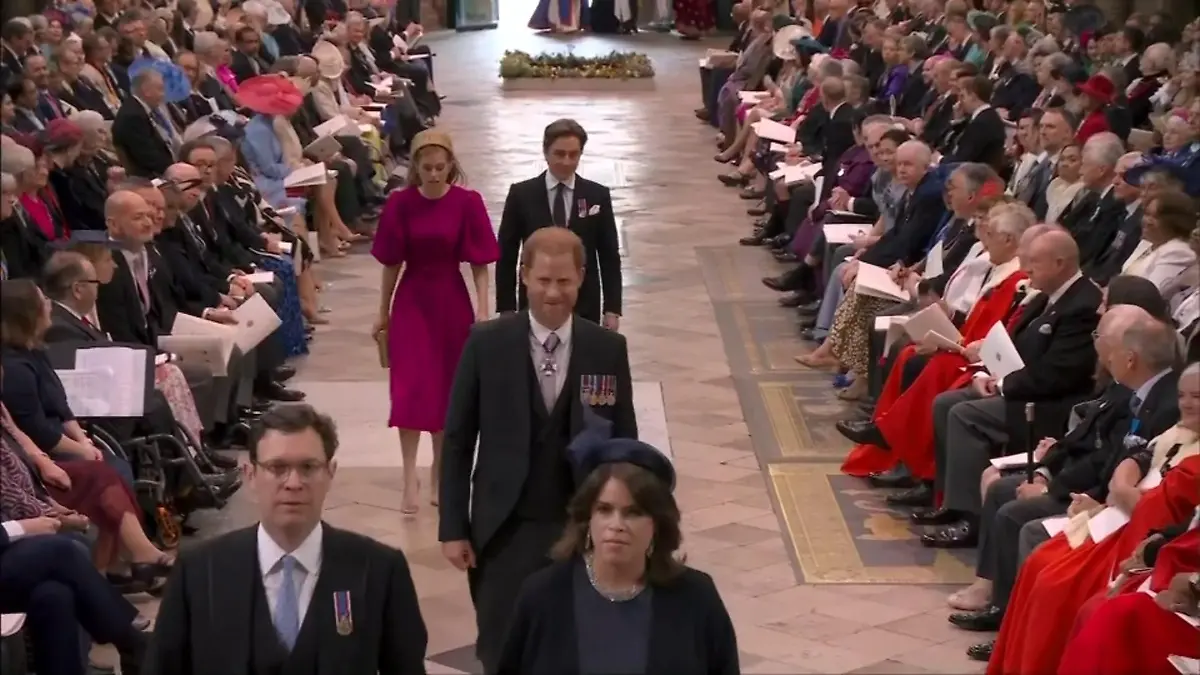 Erste Bilder von Harry: Hier betritt er die Kirche! Der verlorene Sohn ist da!