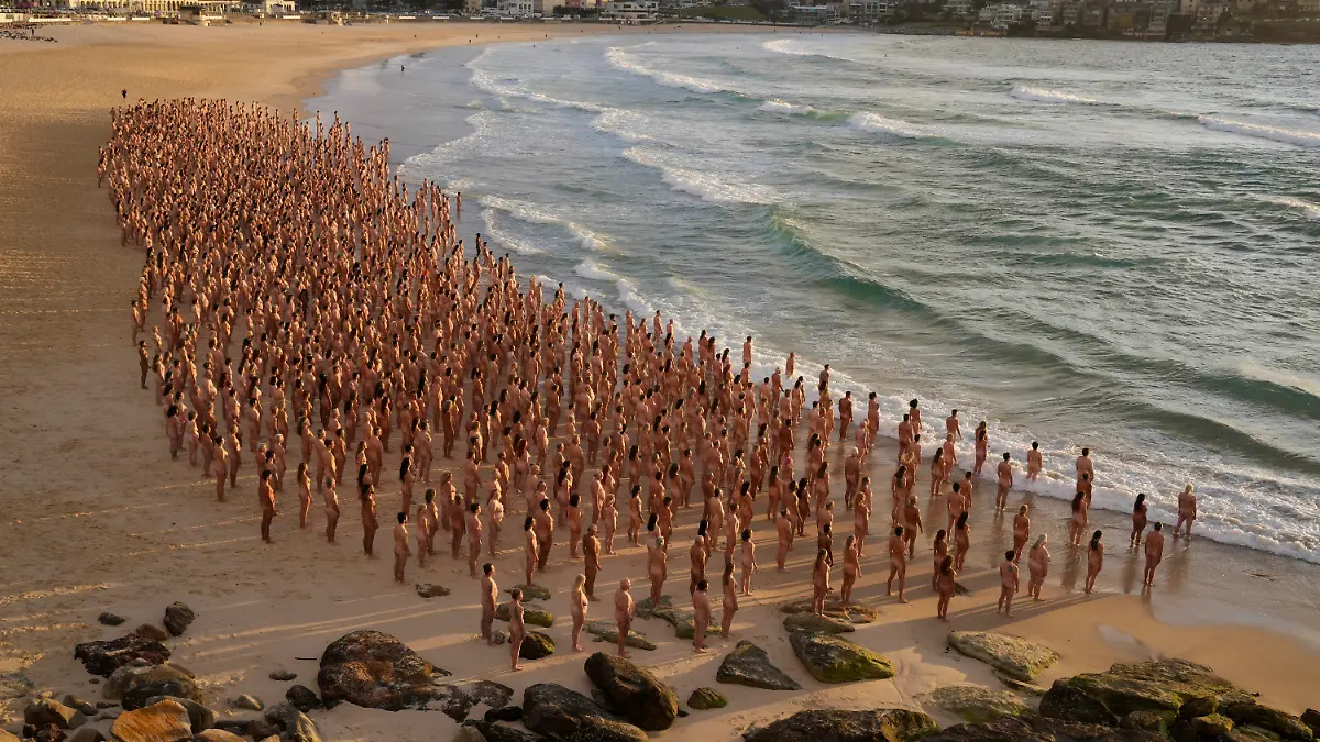 25.11.2022, Australien, Sydney: Hunderte von nackten Menschen posieren für den Künstler und Fotografen Spencer Tunick am Bondi Beach. Mit dieser Kunstaktion soll das Bewusstsein für die Bedeutung der Früherkennung von Hautkrebs geschärft werden. Foto: Rick Rycroft/AP/dpa - ACHTUNG: Verwendung nur im vollen Format - EDS-HINWEIS: Nacktheit - +++ dpa-Bildfunk +++