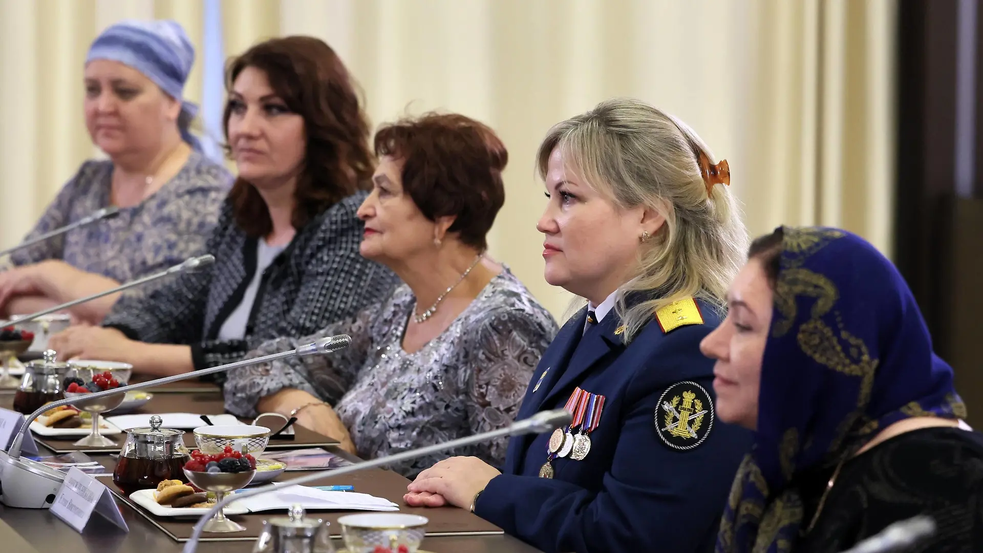 Russia Putin Servicemen Mothers 8324661 25.11.2022 Suna Nabieva of Kaspiysk, Republic of Dagestan, Elena Nikulnikova of Lipki, Tula Region, Nina Pshenichkina of Kirovsk, Luhansk People s Republic, Lyubov Rubanik of St. Petersburg, and Irina Sumynina of Krasnodar attend a meeting of Russian President Vladimir Putin with mothers of servicemen participating in the military operation in Ukraine, at the Kremlin in Moscow, Russia. Mikhail Metzel / POOL Novo-Ogaryovo Moscow region Russia PUBLICATIONxINxGERxSUIxAUTxONLY Copyright: xMikhailxMetzelx