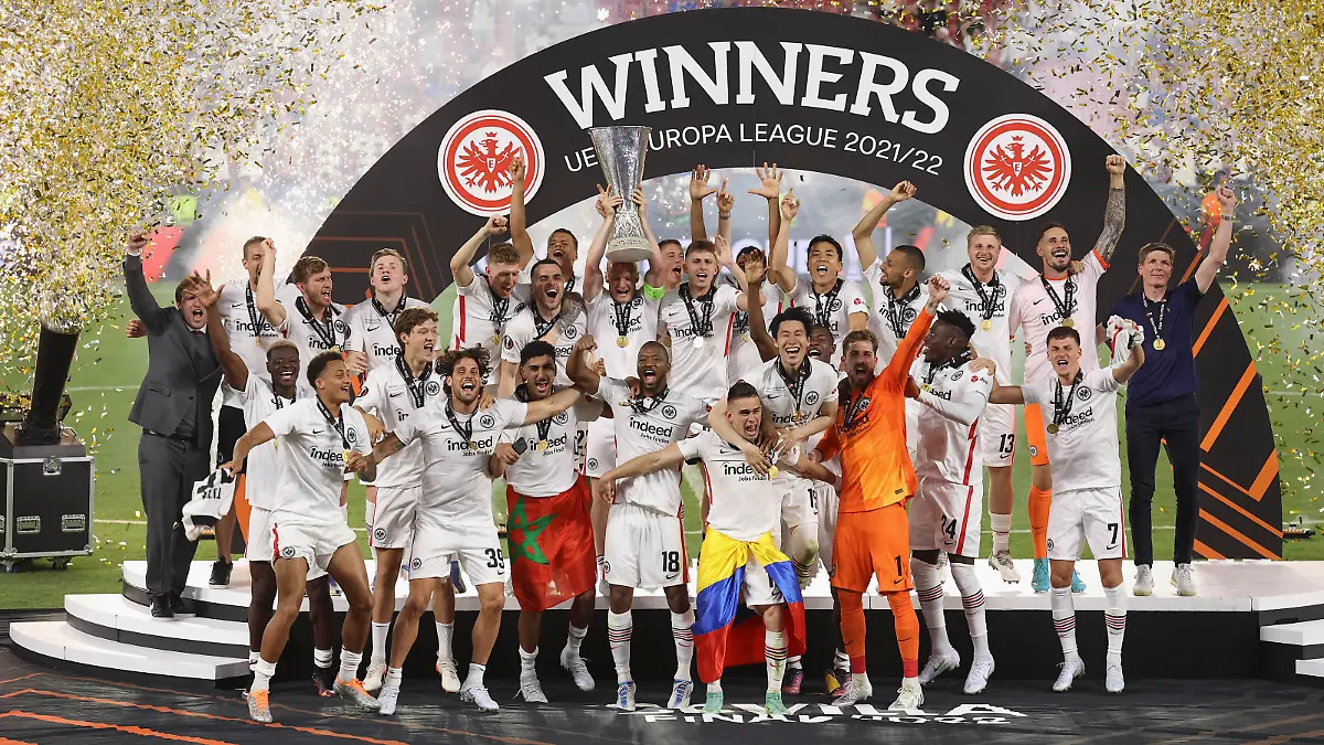 18.05.2022, Fussball UEFA Europa League Finale in Sevilla, Eintracht Frankfurt - Glasgow Rangers FC, emonline, emspor, v.l., Markus Krösche Eintracht Frankfurt, Stefan Ilsanker Eintracht Frankfurt, Christopher Lenz Eintracht Frankfurt, Kristijan Jakic Eintracht Frankfurt, Filip Kostic Eintracht Frankfurt, Timothy Chandler Eintracht Frankfurt, Sebastian Rode Eintracht Frankfurt, Jesper Lindström Eintracht Frankfurt, Makoto Hasebe Eintracht Frankfurt, Djibril Sow Eintracht Frankfurt, Martin Hinteregger Eintracht Frankfurt, Torwart Jens Grahl Eintracht Frankfurt, Oliver Glasner Eintracht Frankfurt, Lucas Silva Melo Tuta Eintracht Frankfurt, Almamy Toure Eintracht Frankfurt, Sam Lammers Eintracht Frankfurt, Goncalo Paciencia Eintracht Frankfurt, Aymen Barkok Eintracht Frankfurt, Rafael Borre Eintracht Frankfurt, Daichi Kamada Eintracht Frankfurt, Torwart Kevin Trapp Eintracht Frankfurt, Danny da Costa Eintracht Frankfurt, Ajdin Hrustic Eintracht Frankfurt feiern mit dem Pokal DFL/DFB REGULATIONS PROHIBIT ANY USE OF PHOTOGRAPHS AS IMAGE SEQUENCES AND/OR QUASI-VIDEO. xdcx *** 18 05 2022, Football UEFA Europa League final in Seville, Eintracht Frankfurt Glasgow Rangers FC, emonline, emspor, v l , Markus Krösche Eintracht Frankfurt , Stefan Ilsanker Eintracht Frankfurt , Christopher Lenz Eintracht Frankfurt , Kristijan Jakic Eintracht Frankfurt , Filip Kostic Eintracht Frankfurt , Timothy Chandler Eintracht Frankfurt , Sebastian Rode Eintracht Frankfurt , Jesper Lindström Eintracht Frankfurt , Makoto Hasebe Eintracht Frankfurt , Djibril Sow Eintracht Frankfurt , Martin Hinteregger Eintracht Frankfurt , Goalkeeper Jens Grahl Eintracht Frankfurt , Oliver Glasner Eintracht Frankfurt , Lucas Silva Melo Tuta Eintracht Frankfurt , Almamy Toure Eintracht Frankfurt , Sam Lammers Eintracht Frankfurt , Goncalo Paciencia Eintracht Frankfurt , Aymen Barkok Eintracht Frankfurt , Rafael Borre Eintracht Frankfurt , Daichi Kamada Eintracht Fran