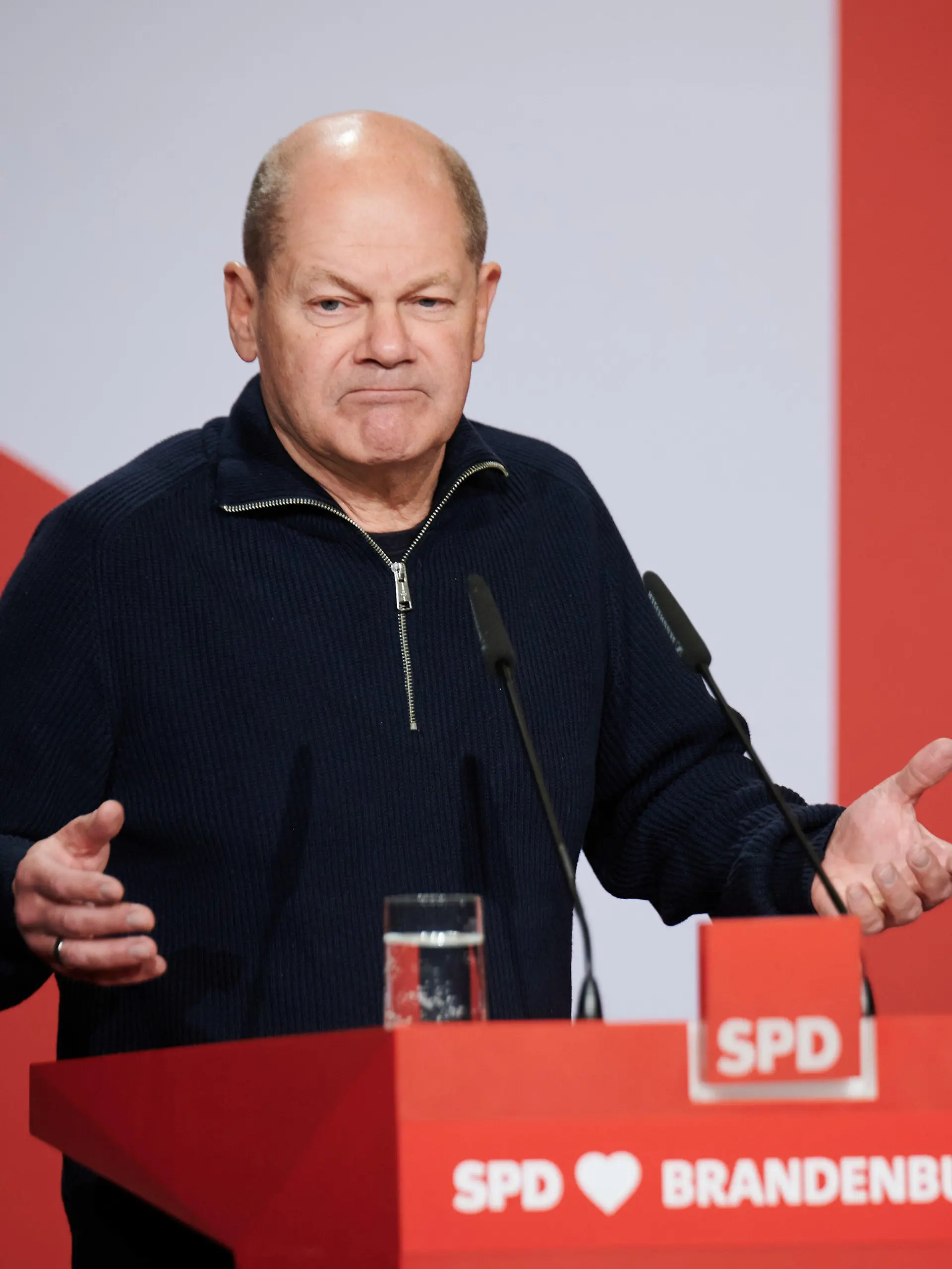 26.11.2022, Brandenburg, Cottbus: Olaf Scholz (SPD), Bundeskanzler der Bundesrepublik Deutschland spricht im Landesparteitag der SPD Brandenburg im Messezentrum Cottbus. Foto: Annette Riedl/dpa +++ dpa-Bildfunk +++