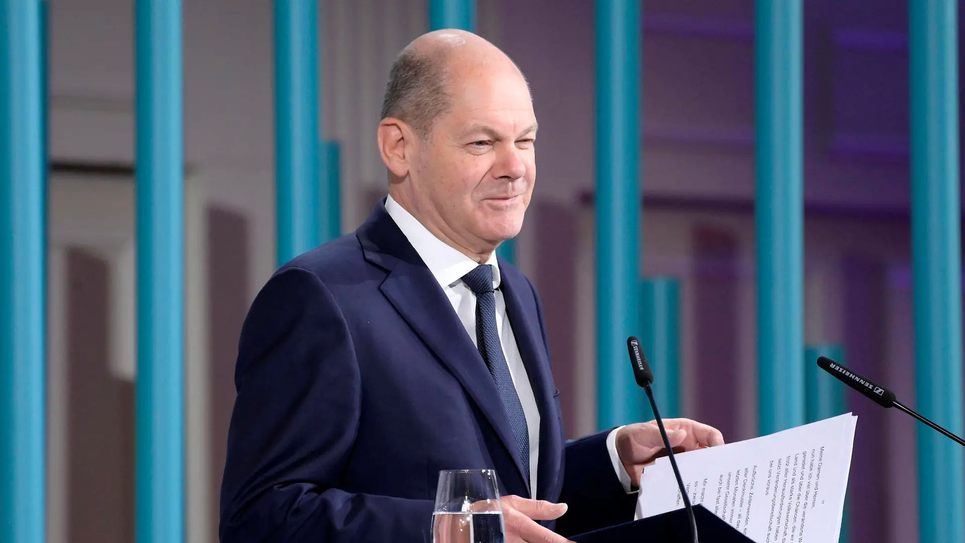  Olaf Scholz beim 16. Wirtschaftsgipfel der Süddeutschen Zeitung im Hotel Adlon. Berlin, 22.11.2022 *** Olaf Scholz at the 16 Business Summit of the Süddeutsche Zeitung at the Hotel Adlon Berlin, 22 11 2022 Foto:xF.xKernx/xFuturexImage