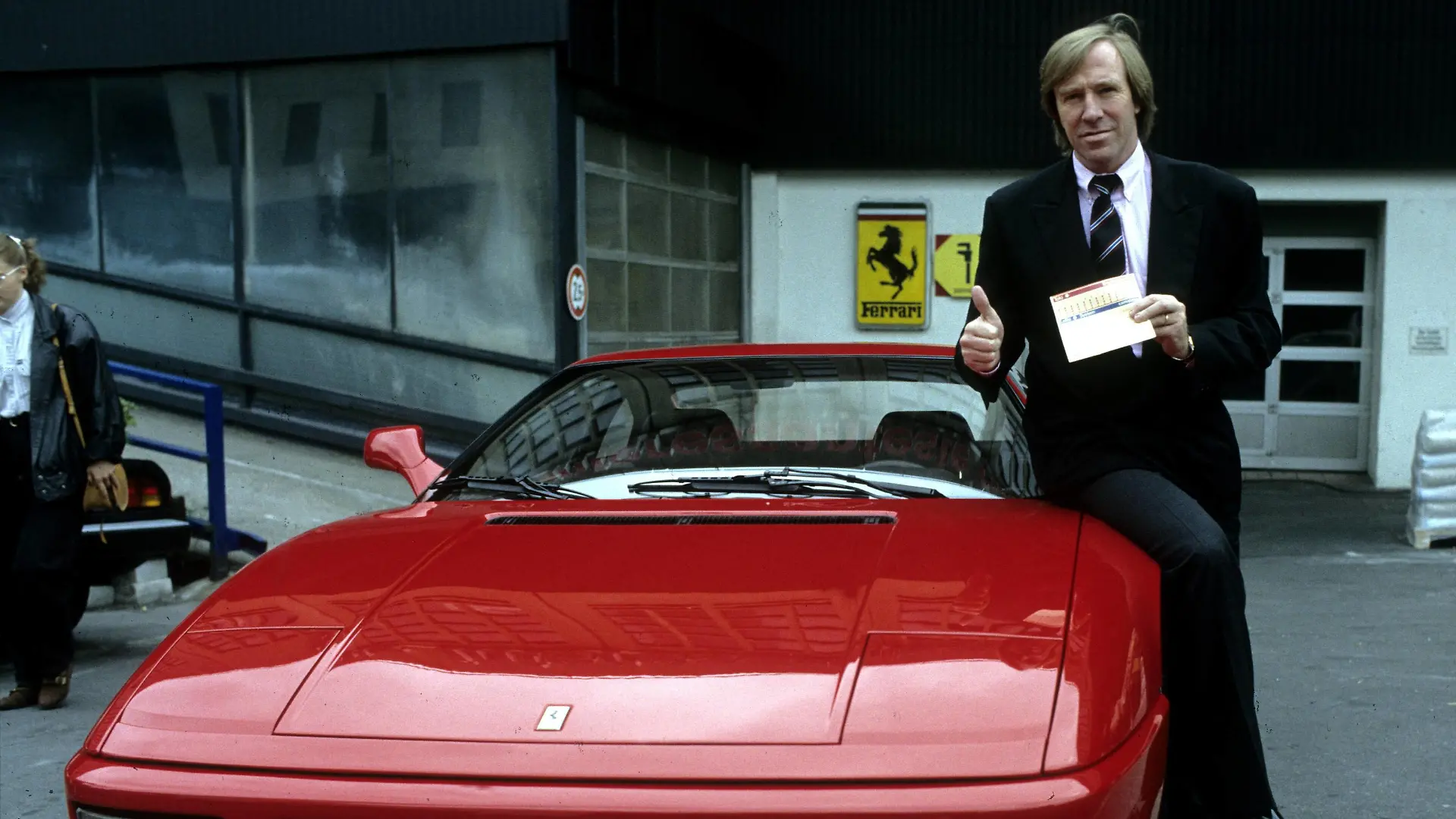Günter Netzer mit seinem neuen roten Ferrari 348 . 8/91 HM
Günter Netzer with his new Red Ferrari 348 8 91 HM