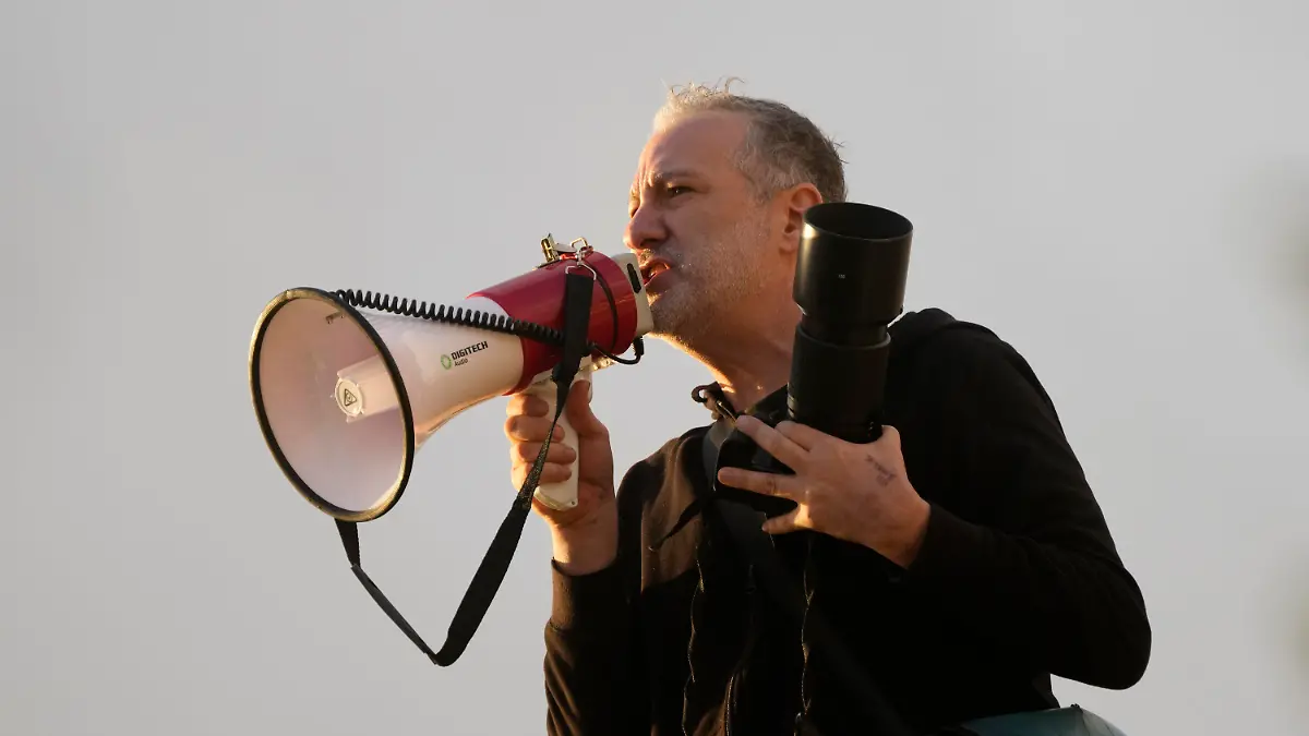 25.11.2022, Australien, Sydney: Der Künstler und Fotograf Spencer Tunick instruiert Hunderte von Nackten, die am Bondi Beach in Sydney posieren Foto: Rick Rycroft/AP/dpa +++ dpa-Bildfunk +++