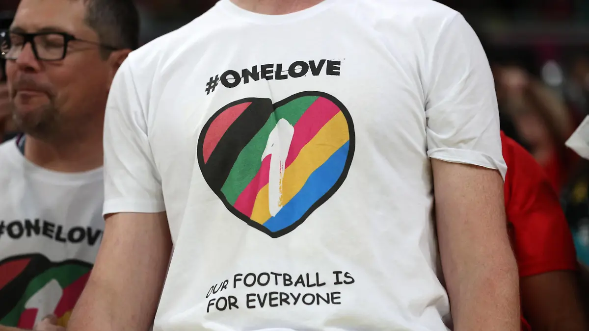 Sport Bilder des Tages 23rd November 2022 Ahmed bin Ali Stadium, Al Rayyan, Qatar FIFA World Cup, WM, Weltmeisterschaft, Fussball Football, Belgium versus Canada Belgium fan wearing a One Love Rainbow Heart t-shirt inside Ahmed bin Ali Stadium PUBLICATIONxNOTxINxUK ActionPlus12452080 JohnxPatrickxFletcher