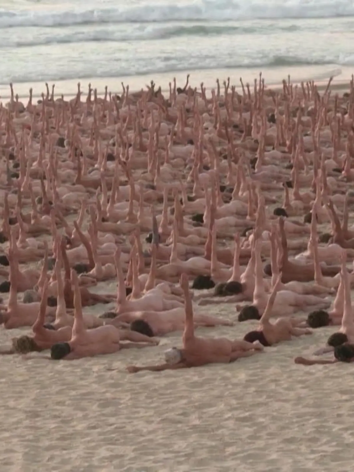 Nanu, was ist denn da an den Strand gespült worden? Insgesamt 2500 Menschen haben sich am berühmten Bondi Beach im australischen Sydney ausgezogen. Und das für ein Kunstprojekt – für einen guten Zweck.