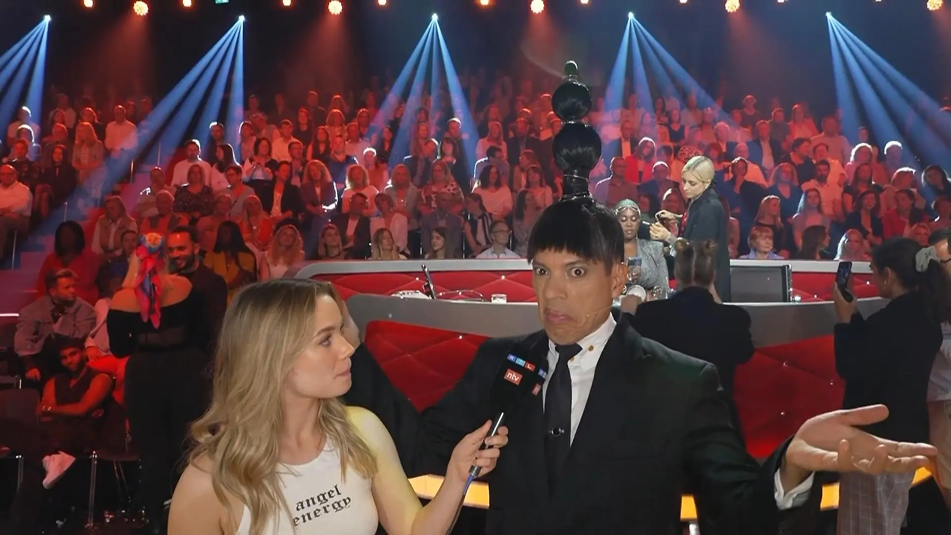 Das sagt die Frau, die hinter Jorge sitzt zur Frise! Jorges crazy Turm-Frisur