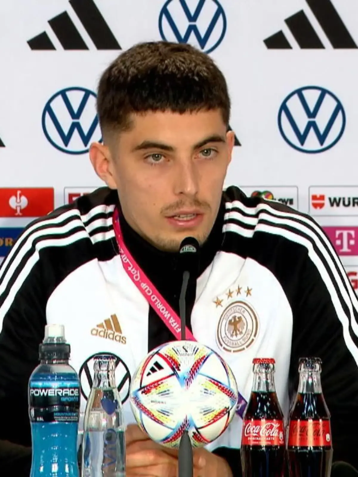 Bild zu: "Kai Havertz und Julian Brandt in der Pressekonferenz"