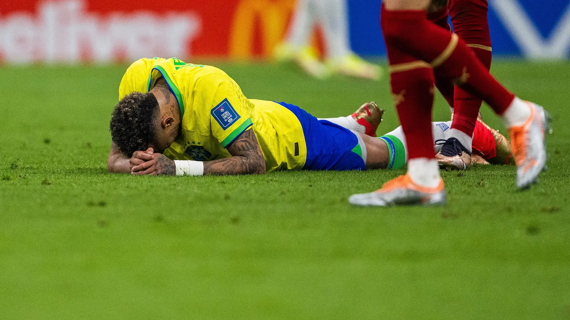  221124 Neymar of Brazil looks dejected during the FIFA World Cup, WM, Weltmeisterschaft, Fussball 2022 football match between Brazil and Serbia on November 24, 2022 in Doha. Photo: Joel Marklund / BILDBYRAN / kod JM / JM0386 bbeng fotboll football soccer fotball vm fotbolls-vm fotball-vm fotbolls-vm 2022 fifa world cup 2022 brasilien brazil serbien serbia depp *** 221124 Neymar of Brazil looks dejected during the FIFA World Cup 2022 football match between Brazil and Serbia on November 24, 2022 in Doha Photo Joel Marklund BILDBYRAN kod JM JM0386 bbeng fotbol football soccer fotball vm fotbols vm fotbols vm fotbols vm 2022 fifa world cup 2022 Brazil brazil serbia serbia depp, PUBLICATIONxNOTxINxSWExNORxAUT Copyright: JOELxMARKLUND BB221124JM061