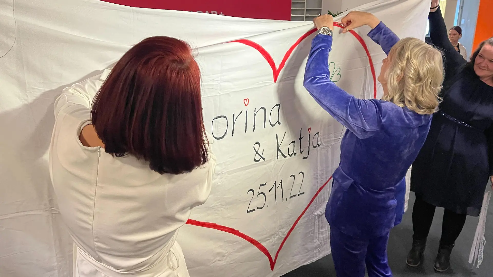 Mit ihrer Hochzeit wollen sie ein Zeichen gegen die Diskriminierungen in Katar setzen.