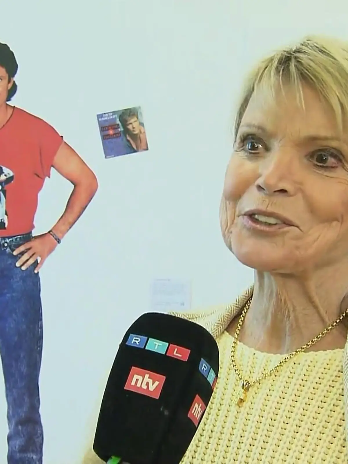 Bild zu: "Uschi Glas trifft auf ihren alten Bravo-Starschnitt"