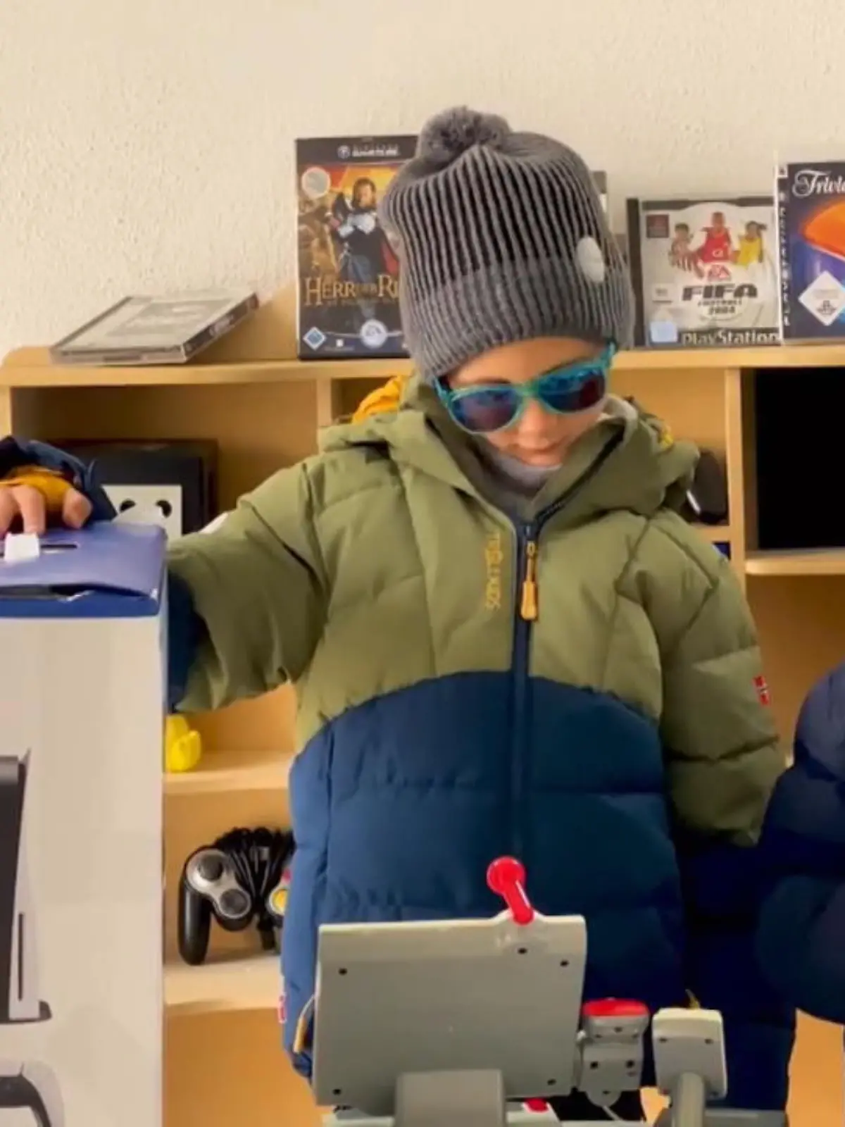 Um bei Kunden für mehr Bewusstsein zu sorgen, hat die Polizei in Niederbayern einen putzigen Clip gedreht, der zwei kleine Mini-Gangster beim Verkauf einer Playstation zeigt. Gerade jetzt am Black Friday locken viele Betrügershops mit vermeintlich günstigen Angeboten, die sich schlussendlich als Abzocke herausstellen.