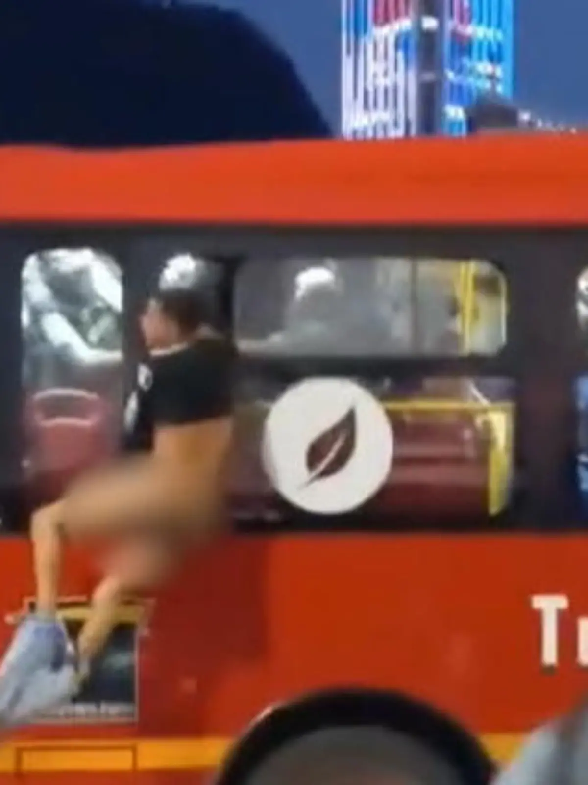 Bild zu: "Taschendieb bleibt an Bus hängen"