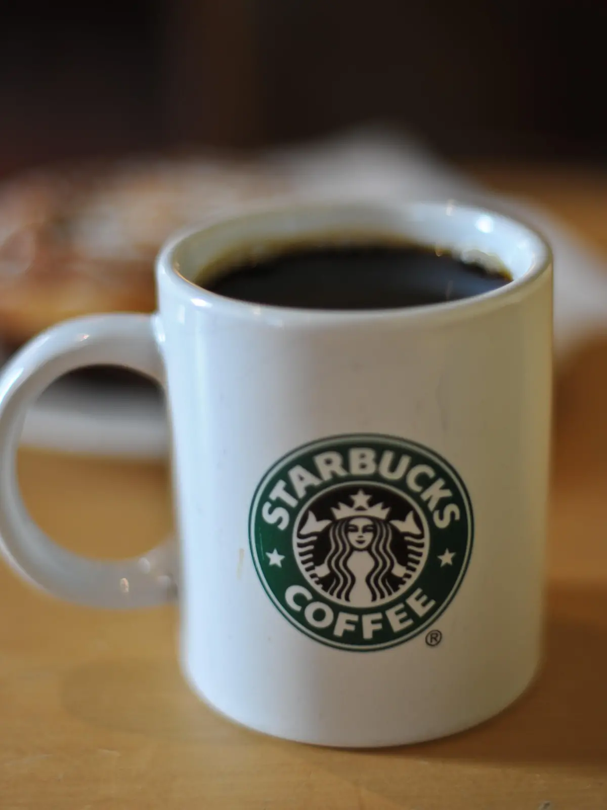 Ein Becher mit schwarzem Kaffee auf einem Tisch in der Münchner Starbucks-Filiale am Odeonsplatz. Foto: M. C. Hurek