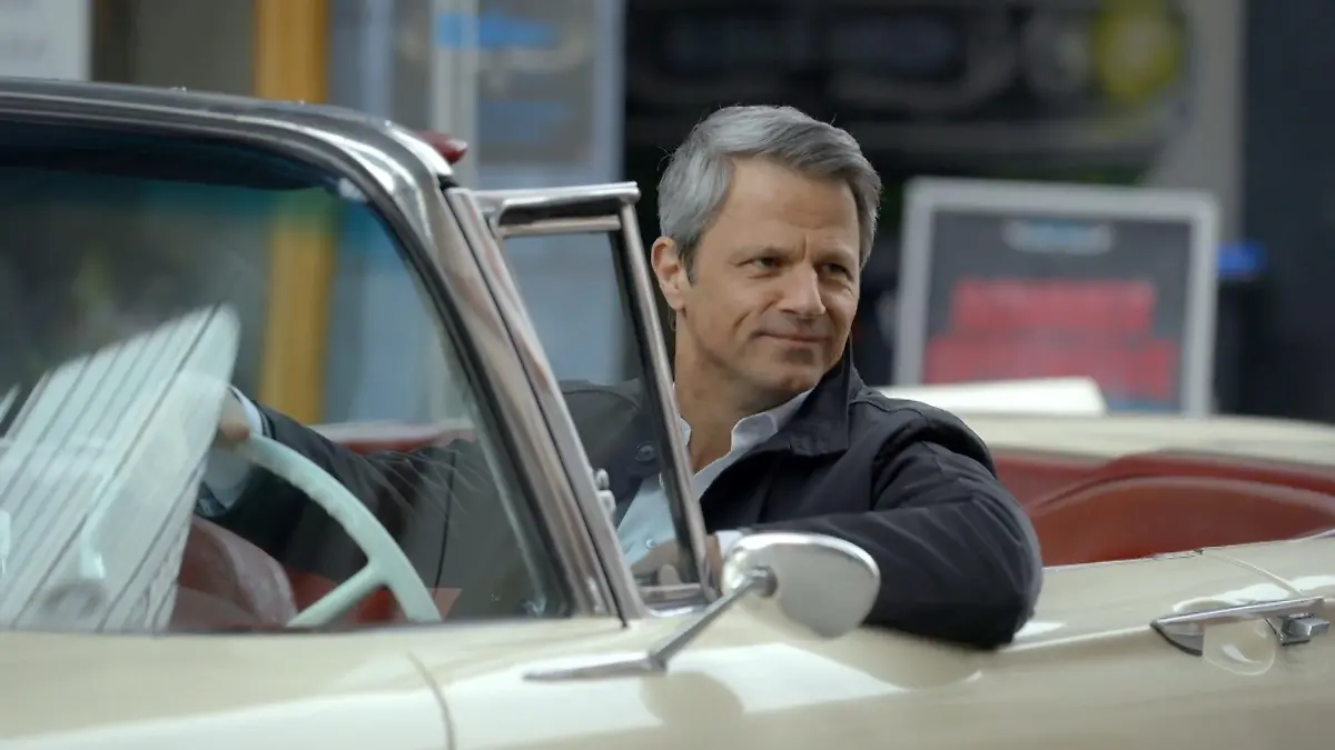 Für Jens Hajek wird ein Traum wahr Besonderes Auto am "Unter uns"-Set