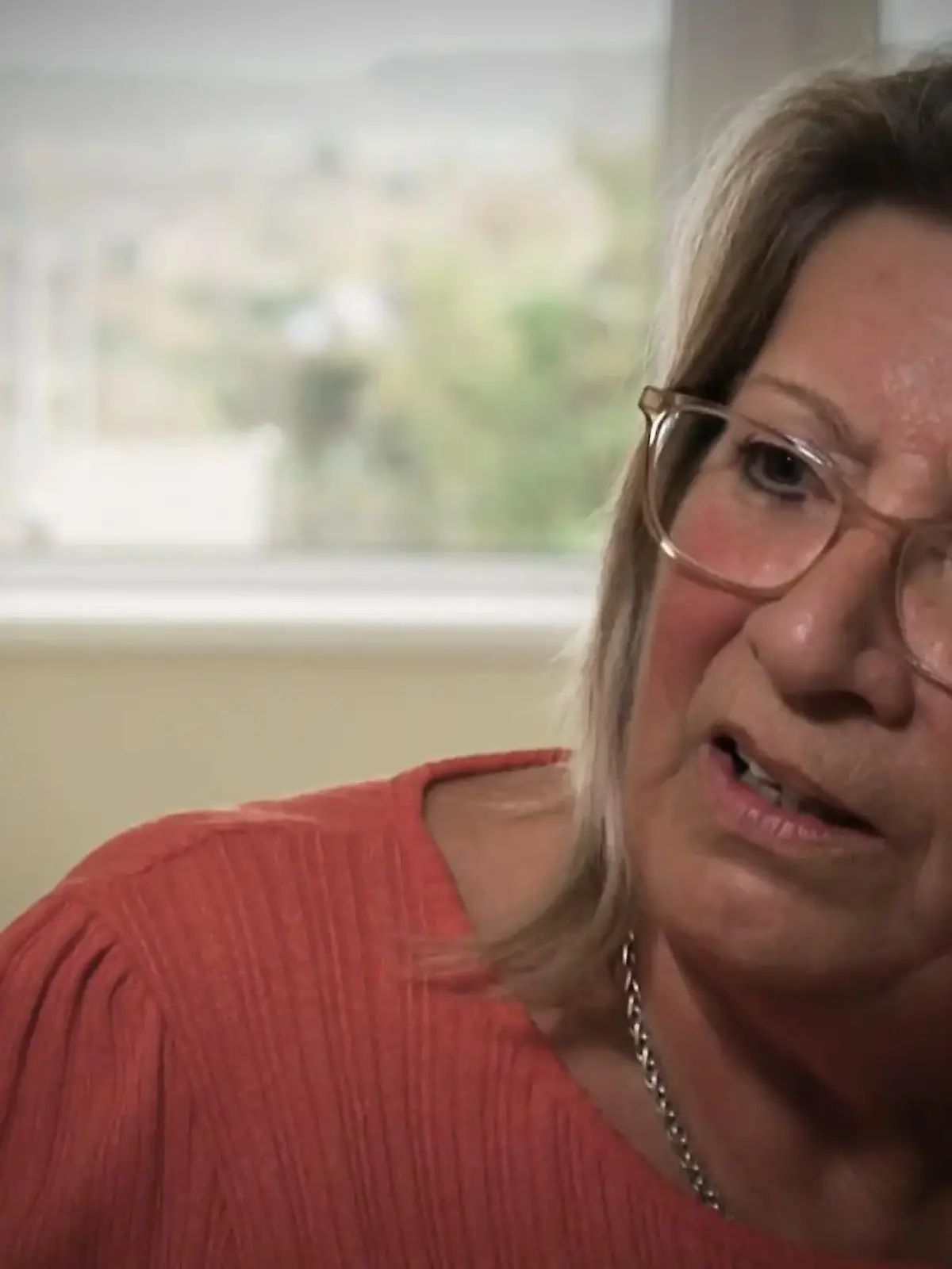 Die Sicherheit im eigenen zu Hause genommen! Debbie Wearing Jones ist genau das passiert, denn: Sie wurde gestalkt! Mit Abhörgeräten unter der Couch, und sogar im Schlafzimmer, macht ihr Nachbar William Nolan ihr das Leben zur Hölle! Trotzdem – Debbie lässt sich nicht unterkriegen, und überführt den Täter auf frischer Tat. Wie Sie das geschafft hat, die unfassbare Geschichte hier im Video.