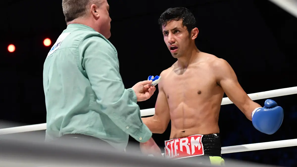 (L-R) Len Koivisto (Referee), Moises Fuentes (MEX), FEBRUARY 4, 2018 - Boxing : Referee Len Koivisto holds the mouthpiece of Moises Fuentes of Mexico as he appeals after being knocked out in the first round of the WBC flyweight title bout at Okinawa Prefectural Budokan in Naha, Okinawa, Japan. PUBLICATIONxINxGERxSUIxAUTxHUNxONLY (71698520)  
