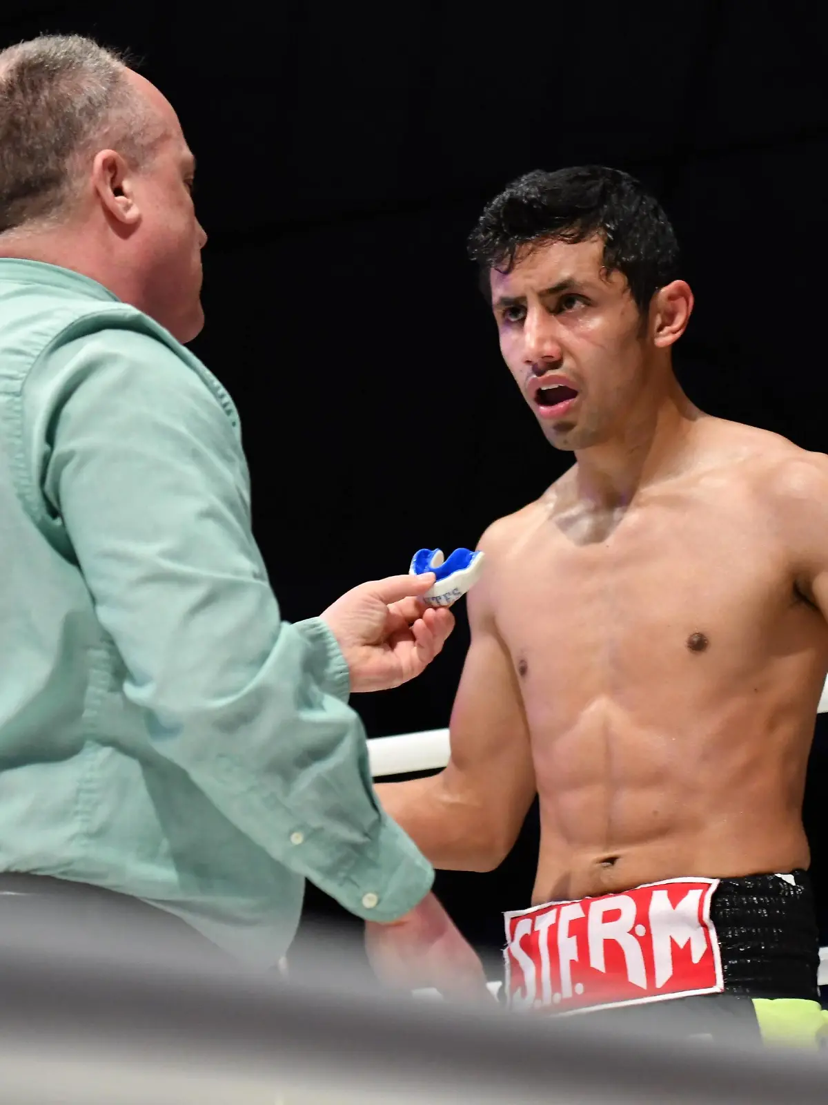 (L-R) Len Koivisto (Referee), Moises Fuentes (MEX), FEBRUARY 4, 2018 - Boxing : Referee Len Koivisto holds the mouthpiece of Moises Fuentes of Mexico as he appeals after being knocked out in the first round of the WBC flyweight title bout at Okinawa Prefectural Budokan in Naha, Okinawa, Japan. PUBLICATIONxINxGERxSUIxAUTxHUNxONLY (71698520)  