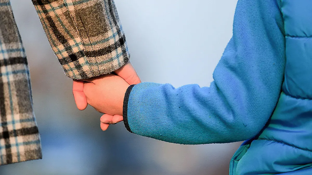 Mutter mit ihrem Kind, Haende haltend (Foto vom 15.02.2017). In Deutschland leben drei bis vier Millionen Kinder mit seelisch kranken Eltern. Sie haben ein hohes Risiko, spaeter selbst zu erkranken. Die Suche nach Unterstuetzung aber ist kompliziert. (Siehe epd-Feature vom 14.11.2022)