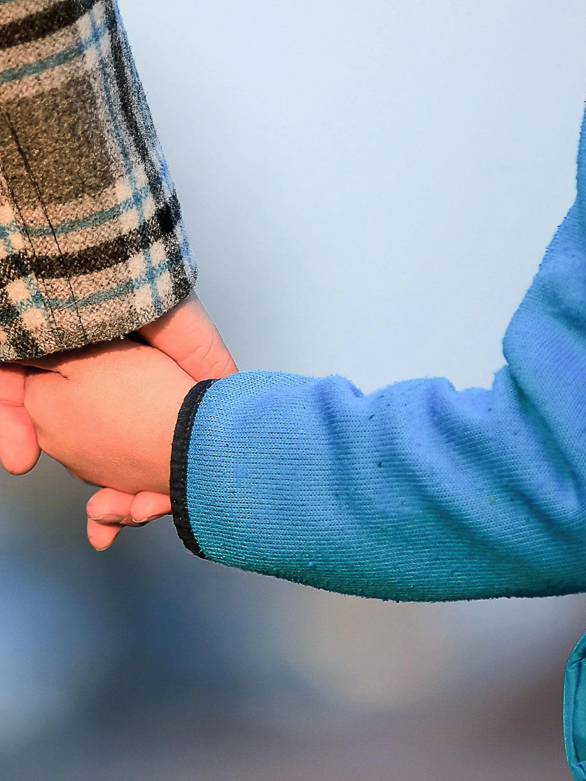 Mutter mit ihrem Kind, Haende haltend (Foto vom 15.02.2017). In Deutschland leben drei bis vier Millionen Kinder mit seelisch kranken Eltern. Sie haben ein hohes Risiko, spaeter selbst zu erkranken. Die Suche nach Unterstuetzung aber ist kompliziert. (Siehe epd-Feature vom 14.11.2022)