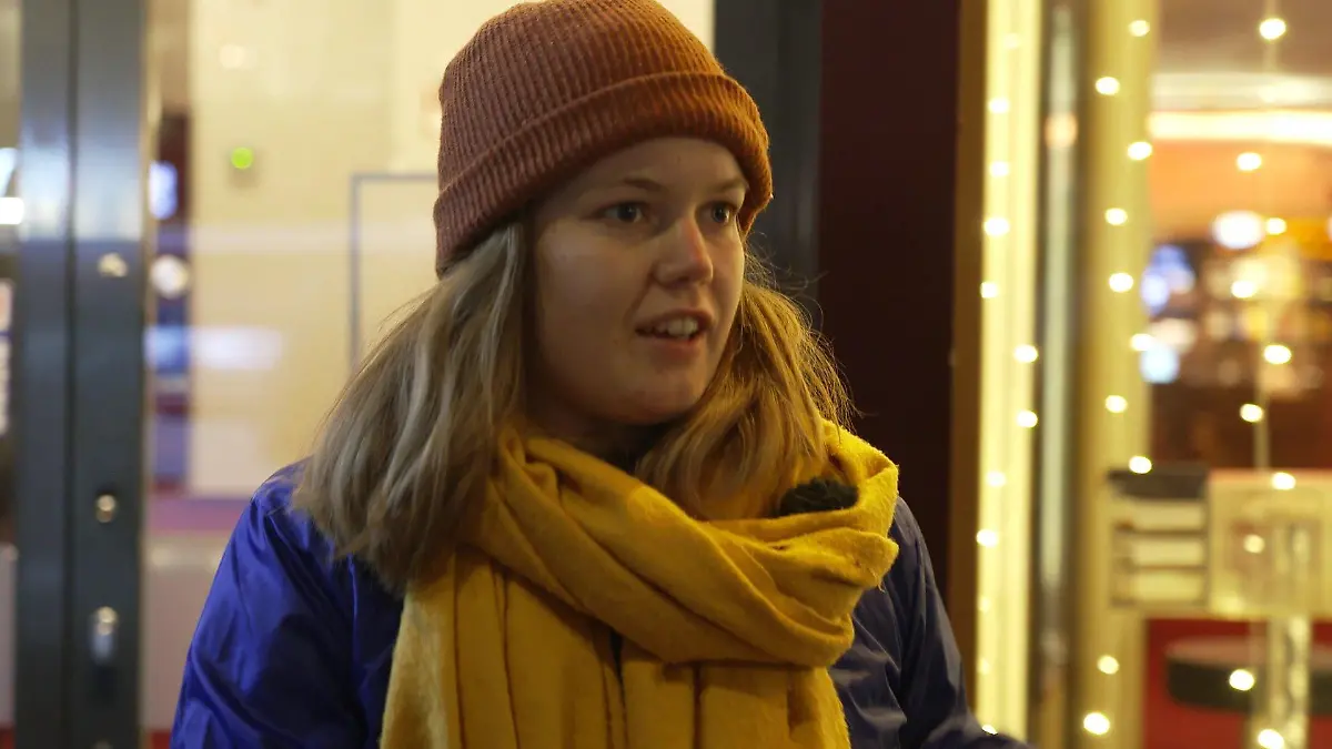 Sarah Koch von Plan International leitet den besonderen Stadtrundgang.