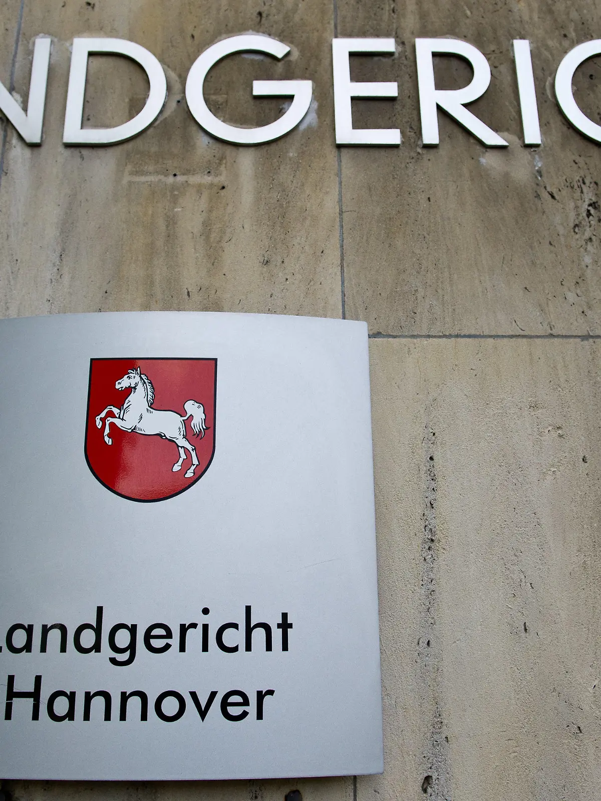 ARCHIV - Der Schriftzug des Landgerichts Hannover ist am 09.09.2014 in Hannover (Niedersachsen) auf einem Schild am Landgericht zu sehen. Weil er seinen Lehrer mit einem Schnürsenkel stranguliert haben soll, steht ein 16-Jähriger vom 12.04.2016 an in Hannover vor Gericht. Foto: Ole Spata/dpa (zu dpa "Prozess gegen 16-Jährigen nach Würgeattacke auf Lehrer beginnt" vom 12.04.2016) +++(c) dpa - Bildfunk+++