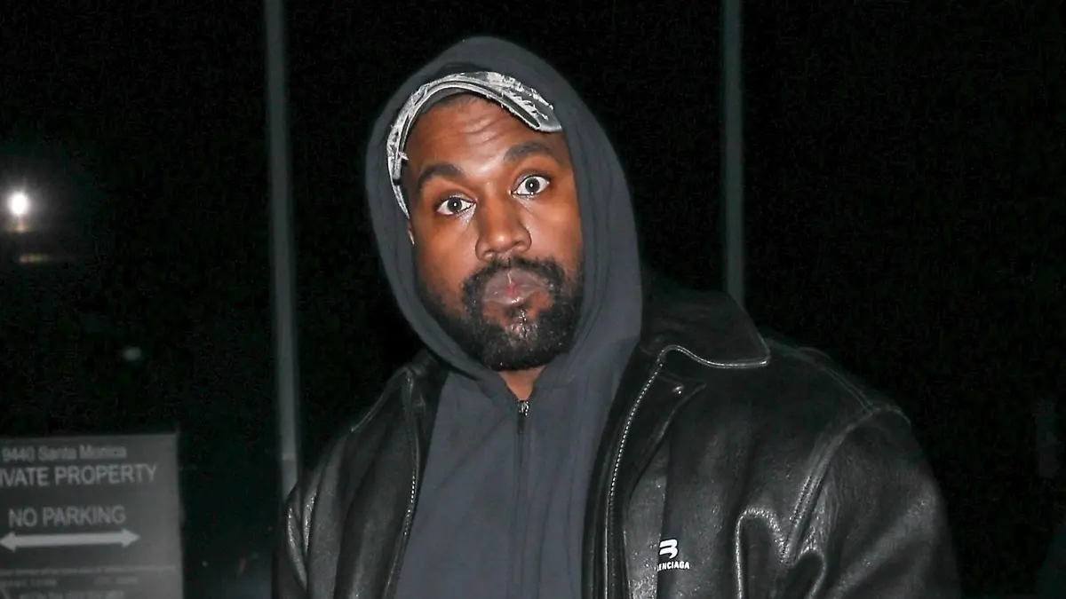 Beverly Hills, CA - Kanye West is seen attending Justin Laboys birthday at Tatel restaurant nightclub in Beverly Hills with a lot of friends. some friends of Kanye west were armed and could be security guards or even friends. Beverly Hills police were called to the scene and the street was closed off. Kanye as soon as the police arrived he walked back down the alley with his friends and left the scene
Pictured: Kanye West
BACKGRID USA 13 NOVEMBER 2022
*UK Clients - Pictures Containing Children
Please Pixelate Face Prior To Publication*