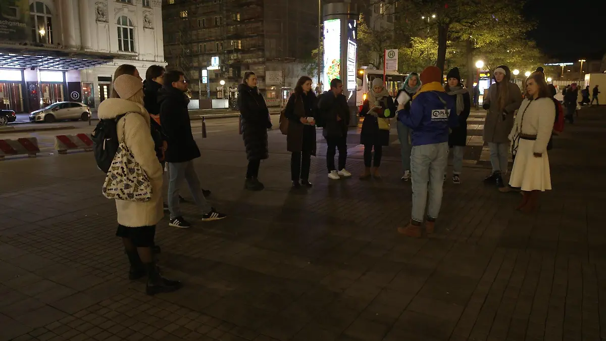 Eine Teilnehmerin des Safety Walks führt im Dunkeln Selbstgespräche zur Abschreckung.
