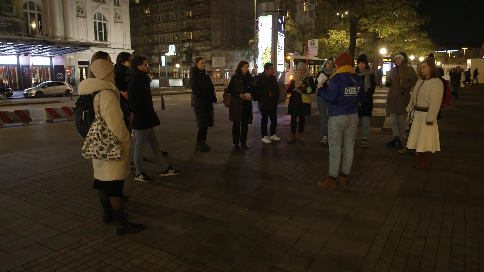 Eine Teilnehmerin des Safety Walks führt im Dunkeln Selbstgespräche zur Abschreckung.