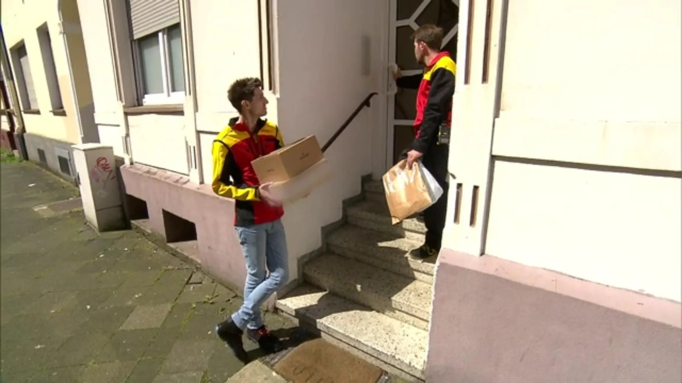 Einen Tag als Paketzusteller Schmidt macht mit