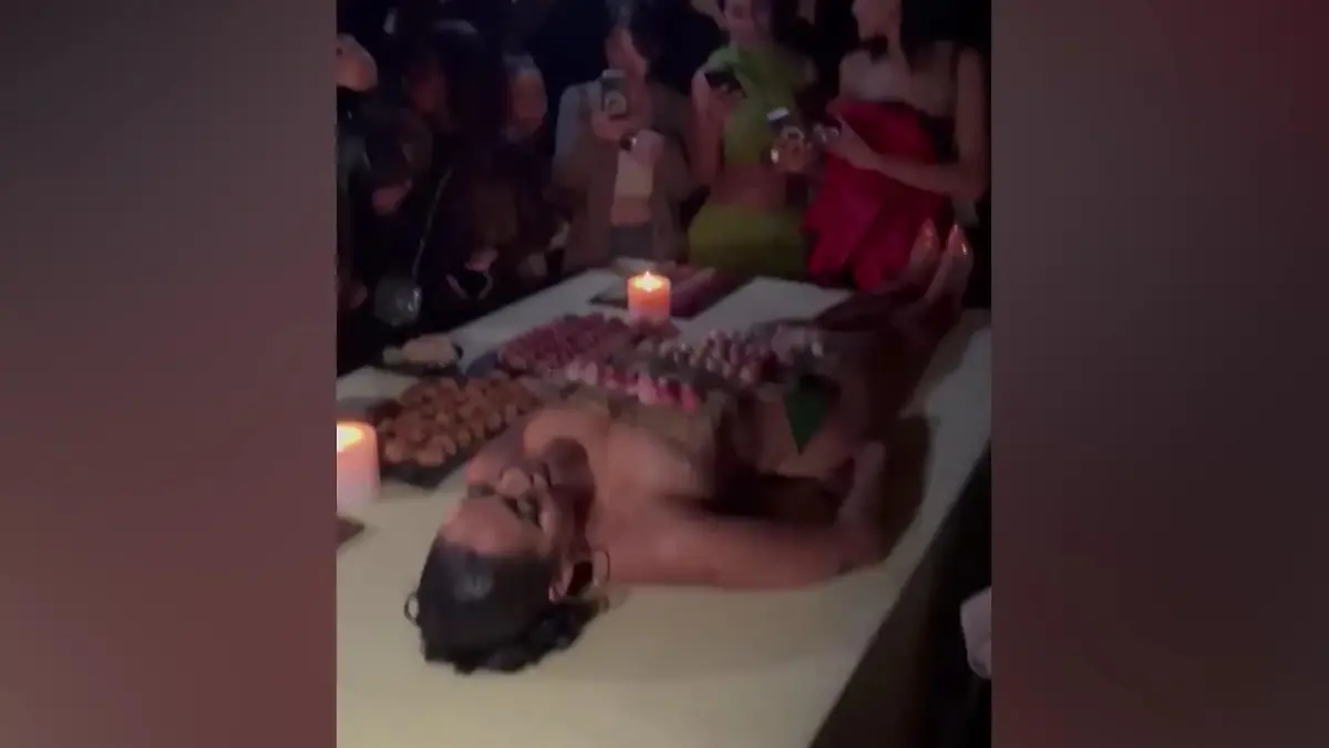 Kanye West serviert Essen auf nackten Models Buffet vom Busen, Sushi im Schritt: