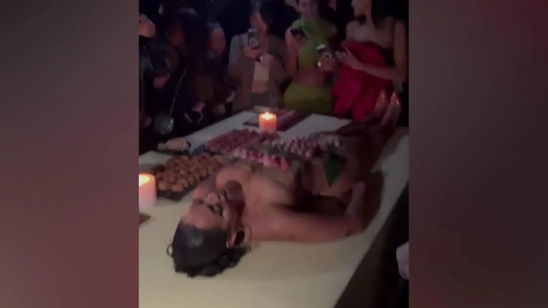 Kanye West serviert Essen auf nackten Models Buffet vom Busen, Sushi im Schritt: