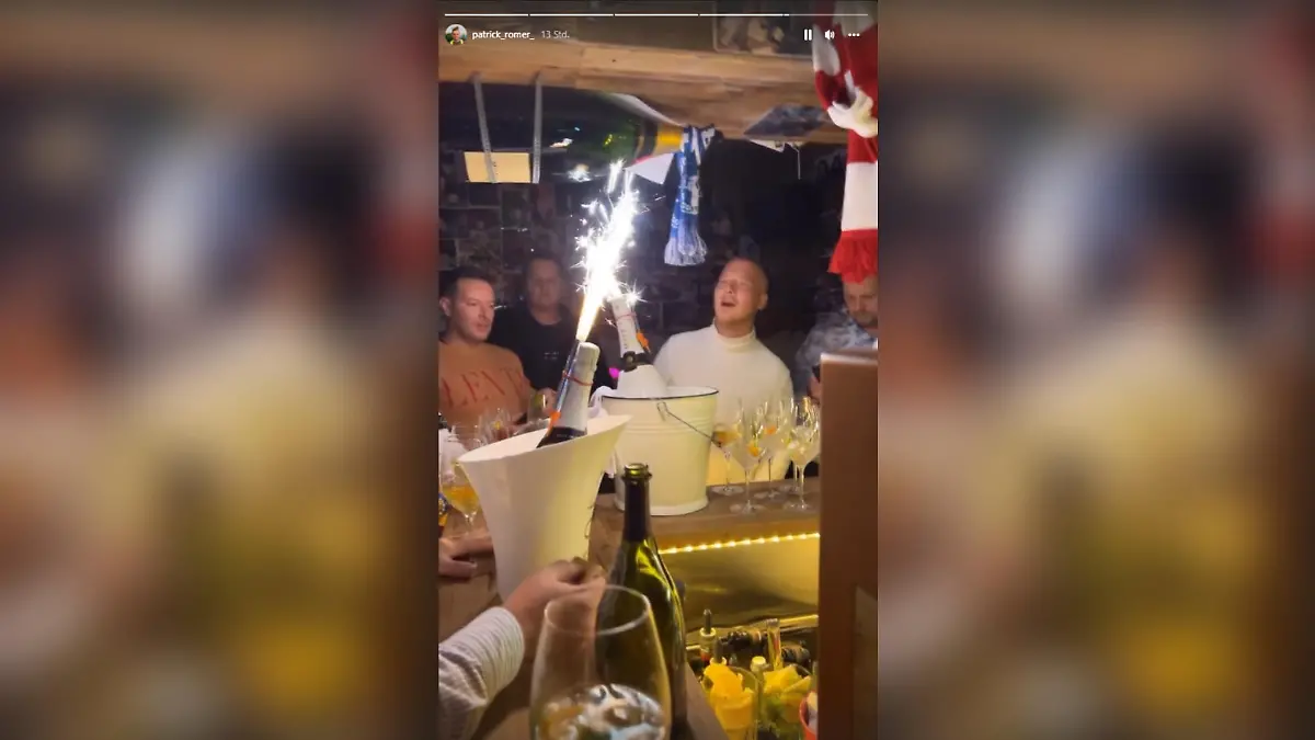 Patrick Romer hat mit seinen Jungs sichtlich viel Spaß.