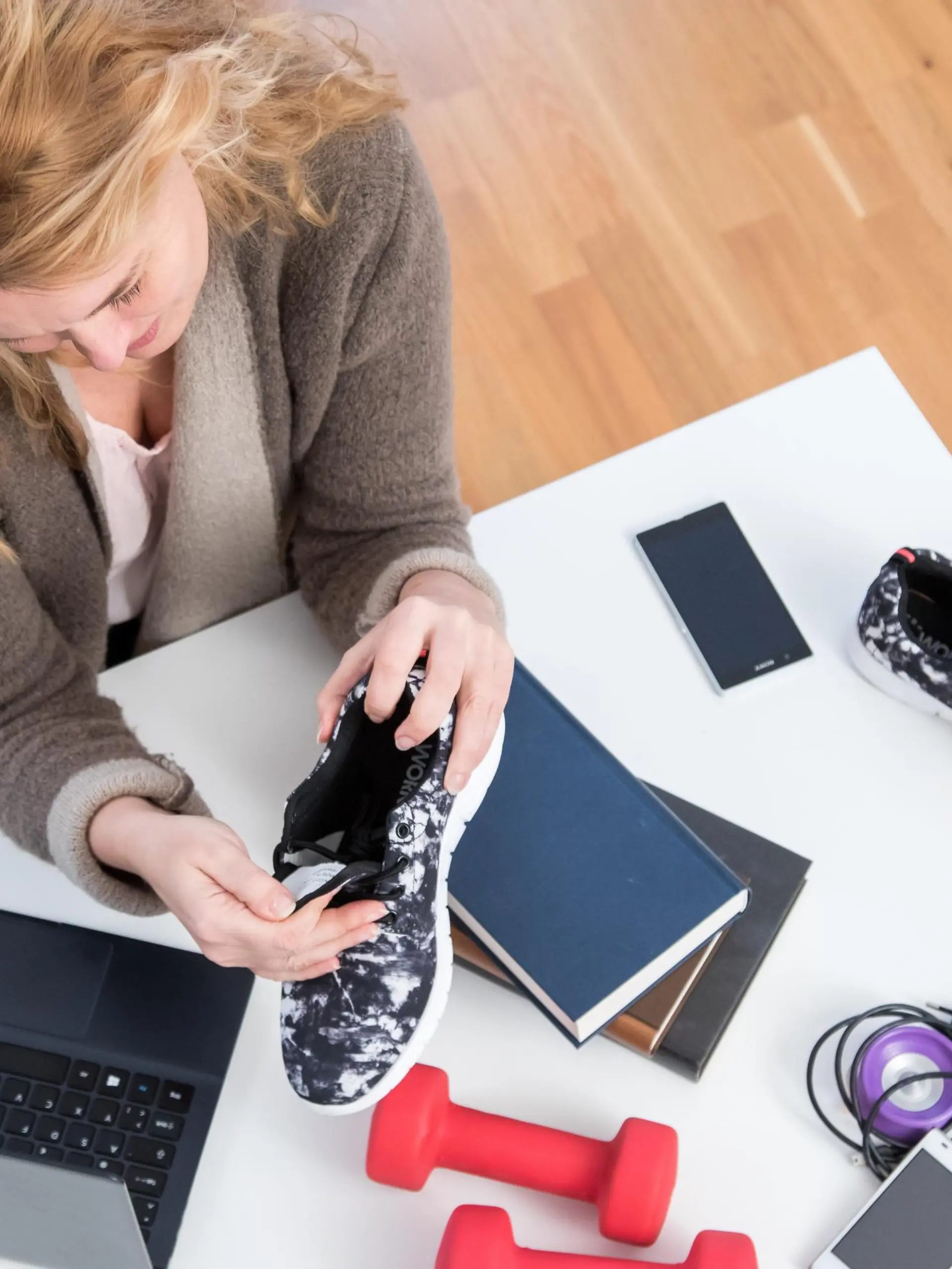 Frau verkauft Gebrauchtes online