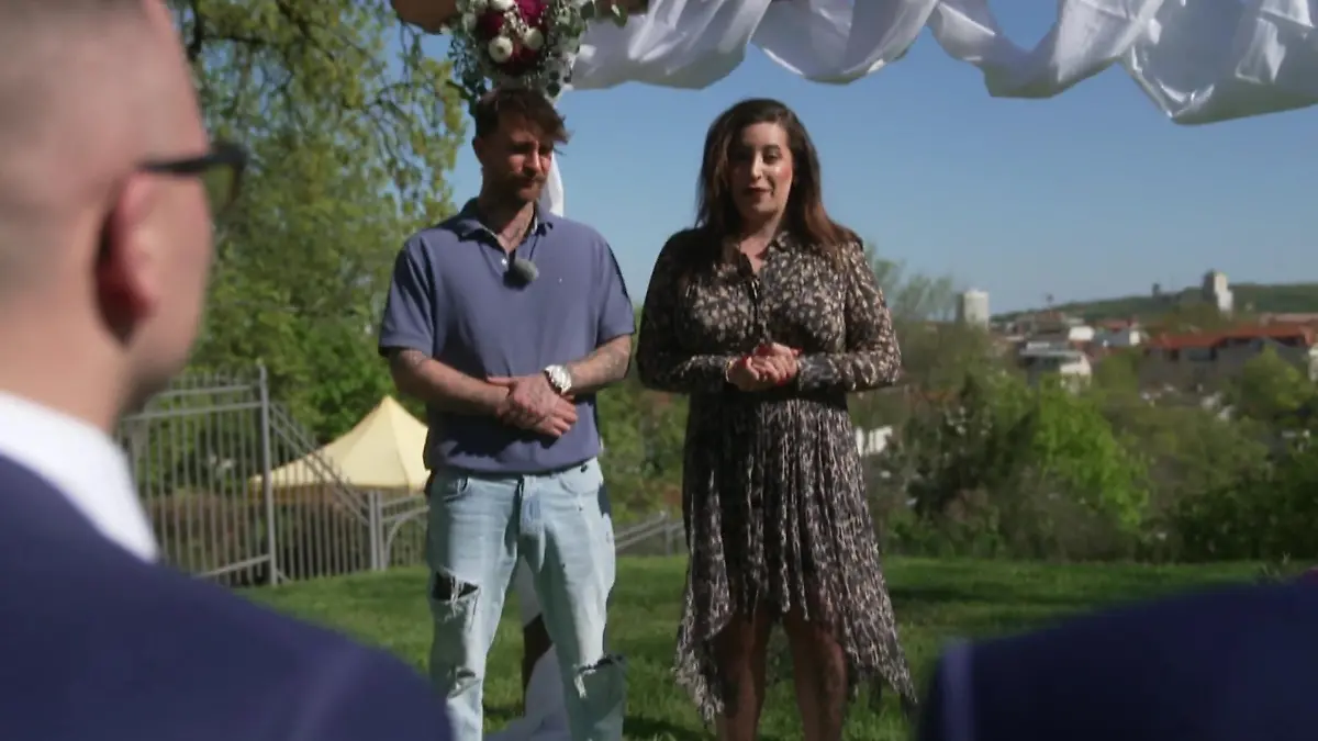 Gigi Birofio wird zum Trauredner Für schwules Hochzeitspaar