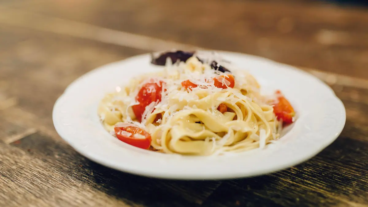 Plate with fresh cooked pasta on wooden table Copyright: xNomadSoulx Panthermedia28094787 ,model released, Symbolfoto