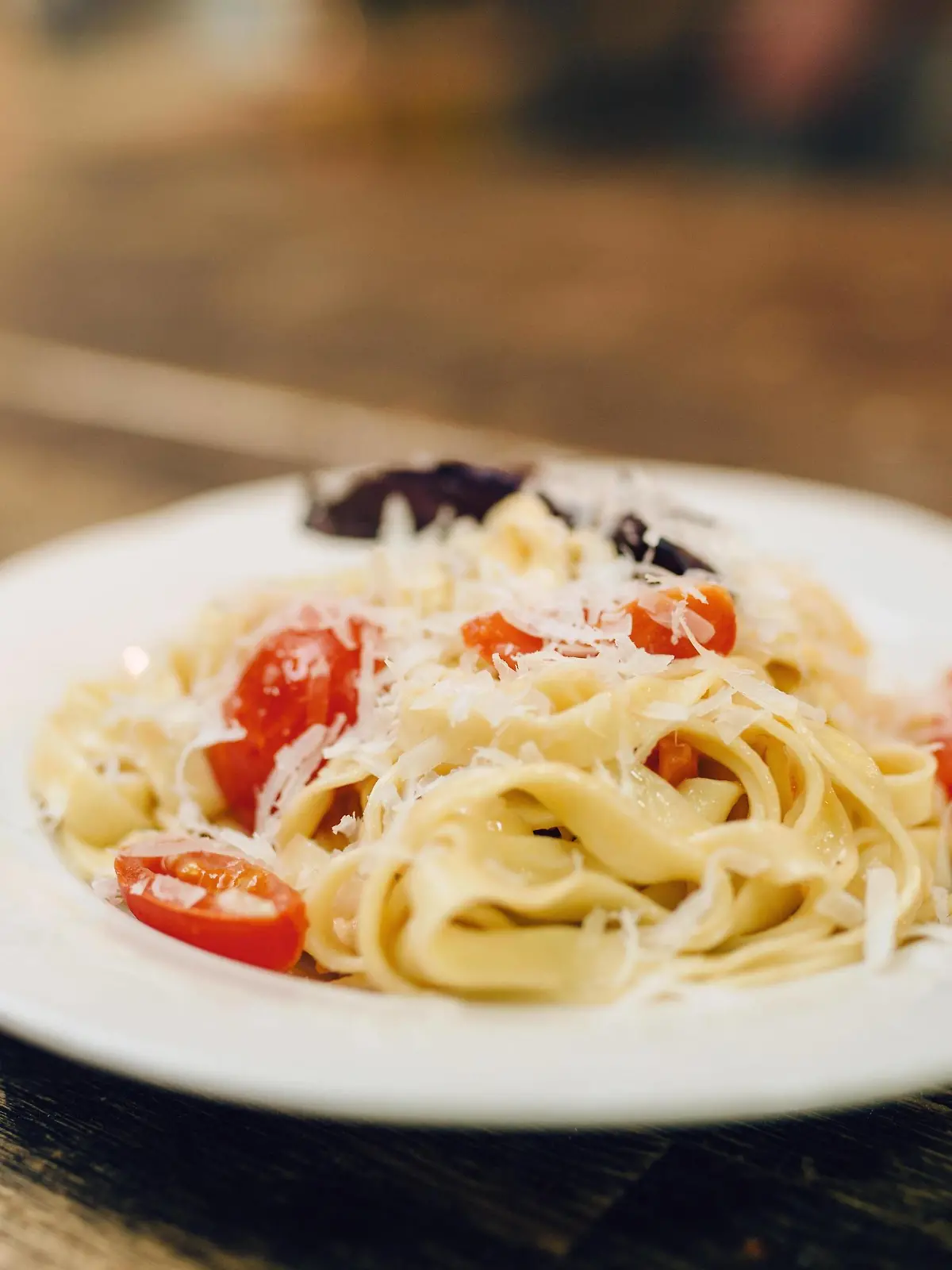  Plate with fresh cooked pasta on wooden table Copyright: xNomadSoulx Panthermedia28094787 ,model released, Symbolfoto