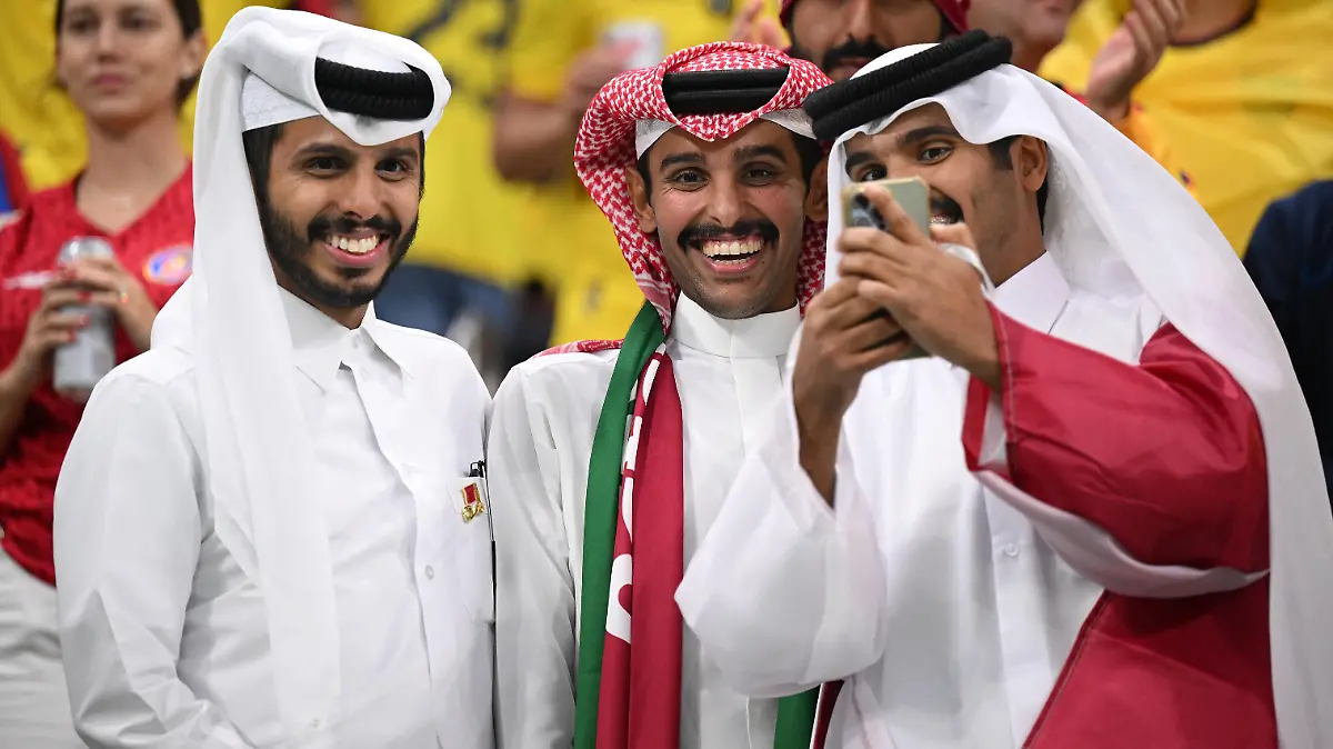 FUSSBALL WM 2022 VORRUNDE GRUPPE A - EROEFFNUNGSSPIEL: Eroeffnungsshow Katar - Ecuador 20.11.2022 Katari machen ein Selfie vor dem Spiel *** FOOTBALL WORLD CUP 2022 PRE-ROUND GROUP A OPENING GAME Qatar Ecuador 20 11 2022 Qataris take a selfie before the game