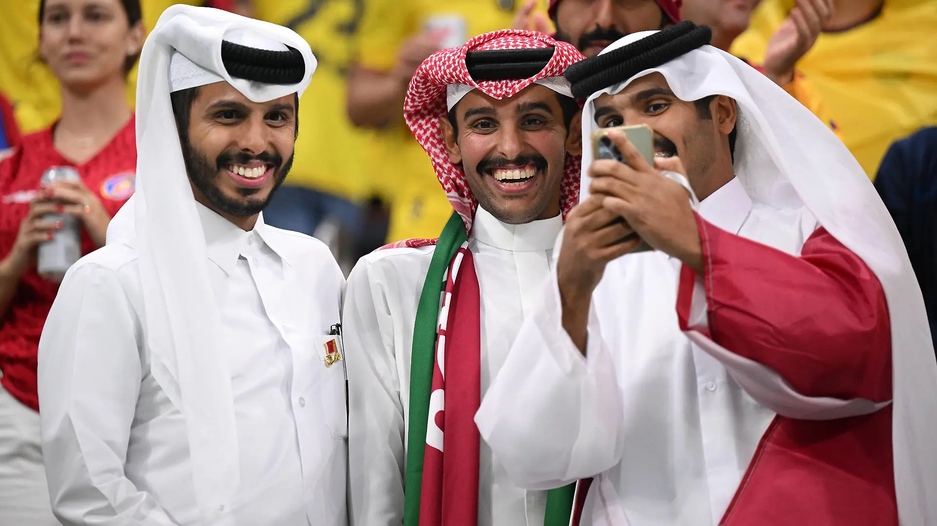 FUSSBALL WM 2022 VORRUNDE GRUPPE A - EROEFFNUNGSSPIEL: Eroeffnungsshow Katar - Ecuador 20.11.2022 Katari machen ein Selfie vor dem Spiel *** FOOTBALL WORLD CUP 2022 PRE-ROUND GROUP A OPENING GAME Qatar Ecuador 20 11 2022 Qataris take a selfie before the game