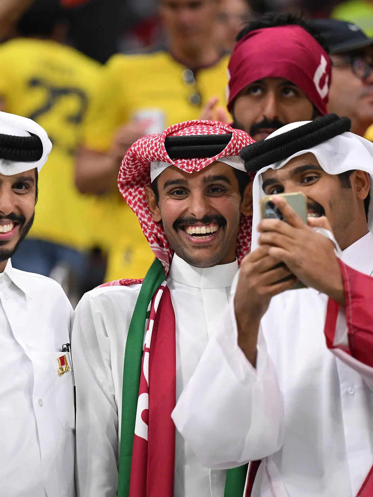  FUSSBALL WM 2022 VORRUNDE GRUPPE A - EROEFFNUNGSSPIEL: Eroeffnungsshow Katar - Ecuador 20.11.2022 Katari machen ein Selfie vor dem Spiel *** FOOTBALL WORLD CUP 2022 PRE-ROUND GROUP A OPENING GAME Qatar Ecuador 20 11 2022 Qataris take a selfie before the game